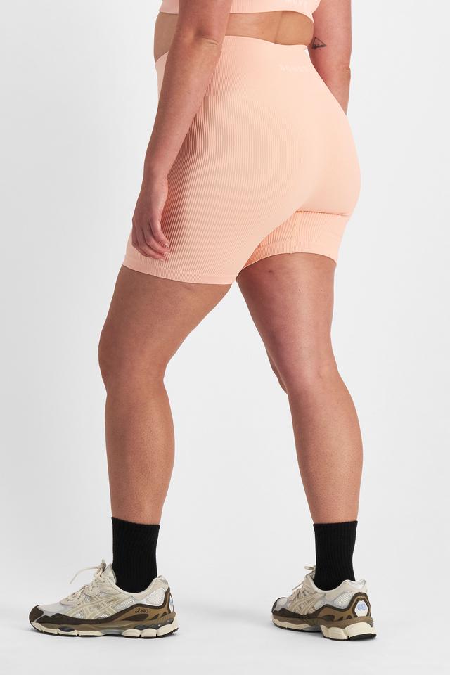 Chanel (She/Her) wears size L and is 176cm tall with 104cm chest and 89cm waist