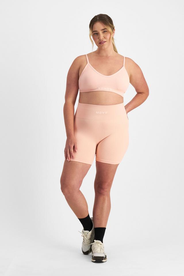 Chanel (She/Her) wears size L and is 176cm tall with 104cm chest and 89cm waist