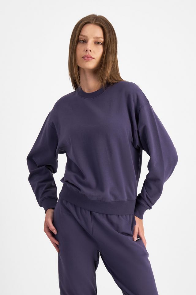 India (She/Her) wears size M and is 180cm tall with 88cm chest and 26cm waist