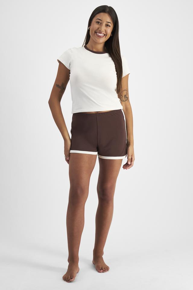 Leah (She/Her) wears size 14 and is 185cm