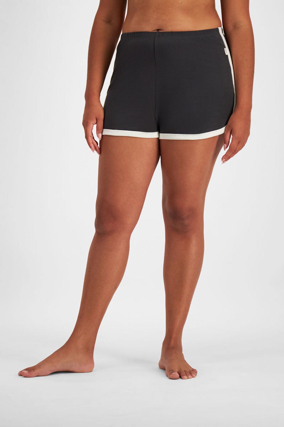 Larissa (She/Her) wears size Large and is 170.18cm tall with 90.17cm chest and 79.756cm waist