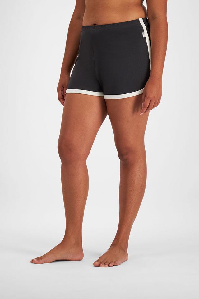 Larissa (She/Her) wears size Large and is 170.18cm tall with 90.17cm chest and 79.756cm waist
