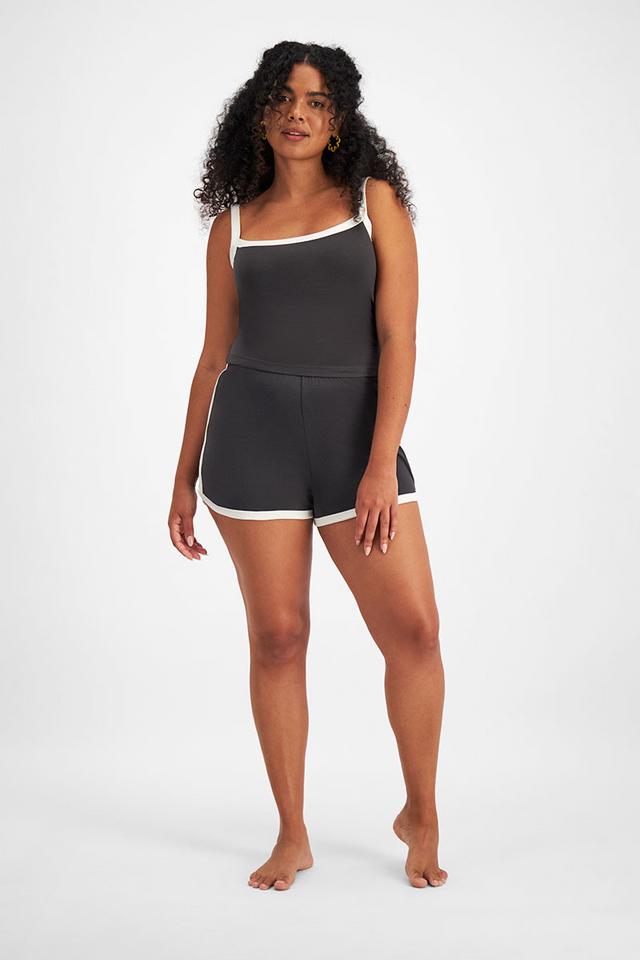 Larissa (She/Her) wears size Large and is 170.18cm tall with 90.17cm chest and 79.756cm waist