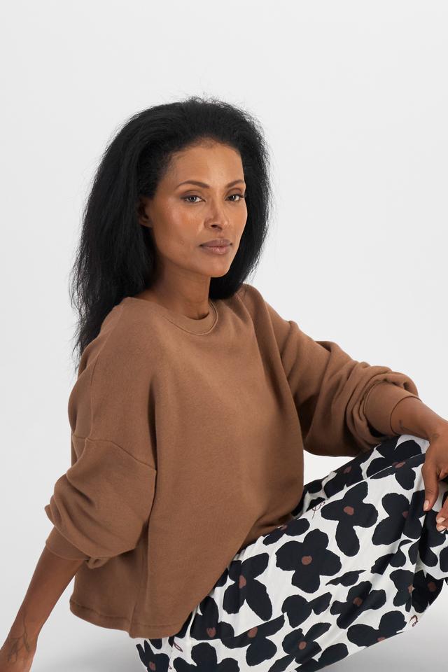 Senait (She/Her) wears size S and is 162cm tall with 79cm chest and 60cm waist