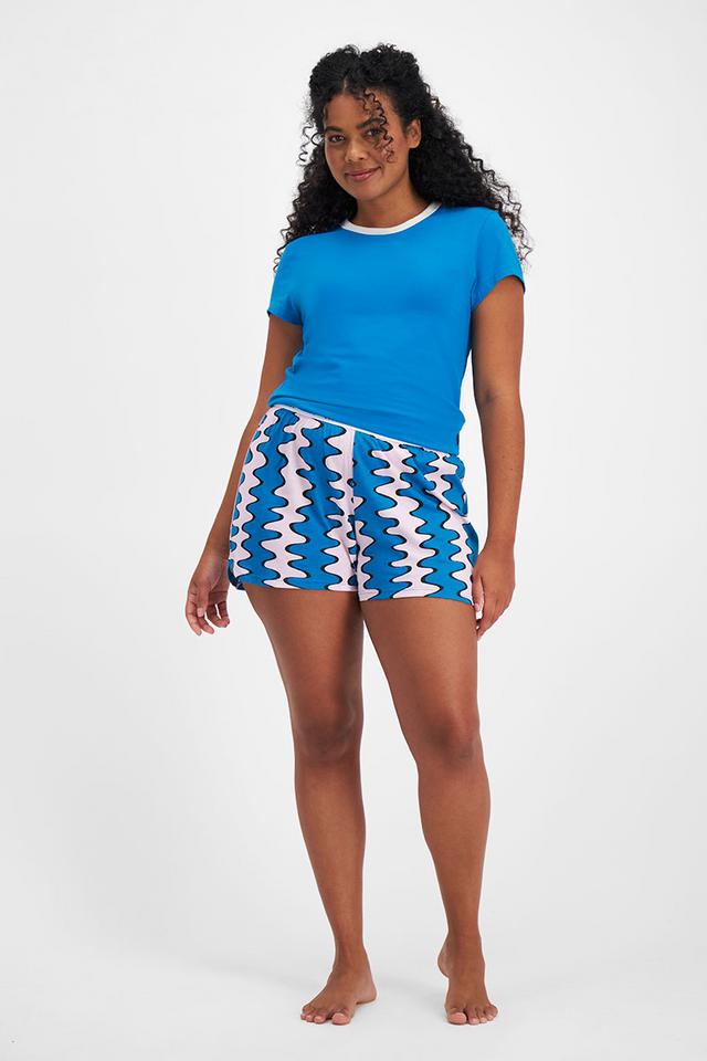 Larissa (She/Her) wears size Large and is 170.18cm tall with 90.17cm chest and 79.756cm waist