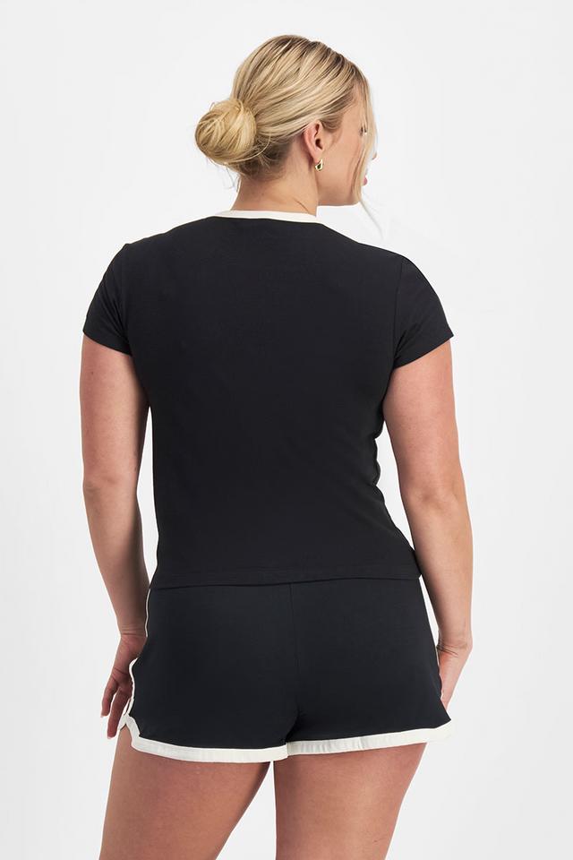 Zoe (She/Her) wears size Large and is 170cm tall with 98cm chest and 85cm waist
