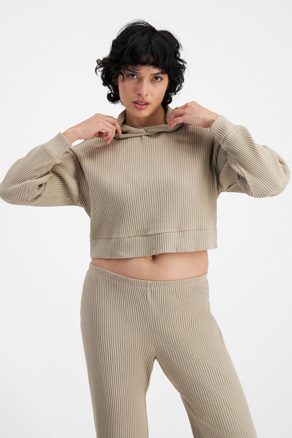GeeGee (She/Her) wears size Small and is 178cm tall with 96cm chest and 73cm waist