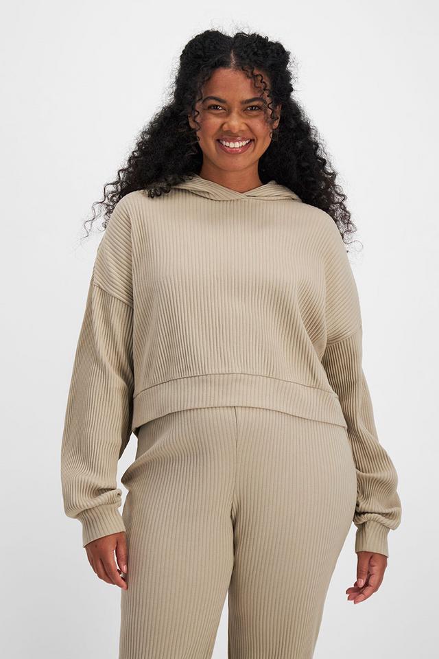 Larissa (She/Her) wears size Large and is 170.18cm tall with 90.17cm chest and 79.756cm waist