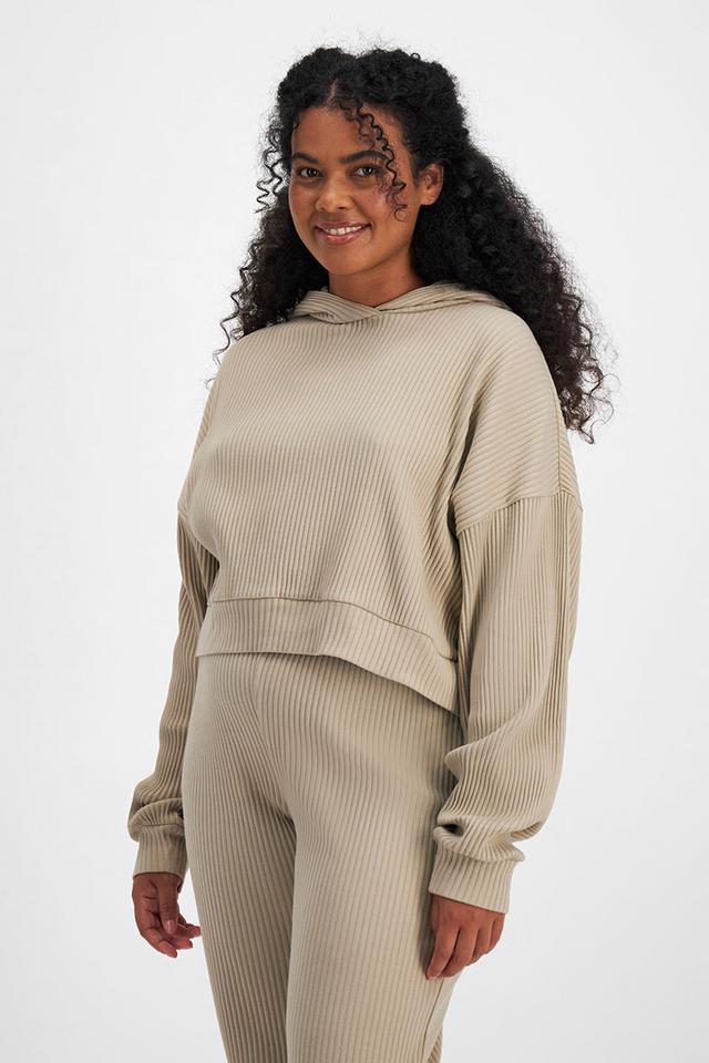 Larissa (She/Her) wears size Large and is 170.18cm tall with 90.17cm chest and 79.756cm waist