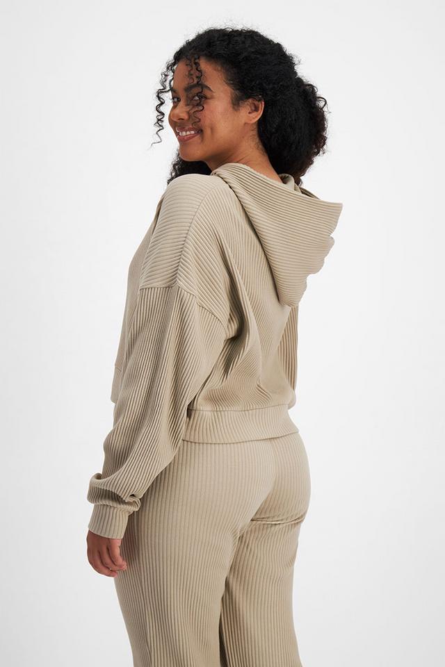 Larissa (She/Her) wears size Large and is 170.18cm tall with 90.17cm chest and 79.756cm waist