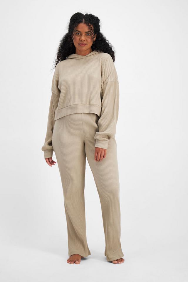 Larissa (She/Her) wears size Large and is 170.18cm tall with 90.17cm chest and 79.756cm waist