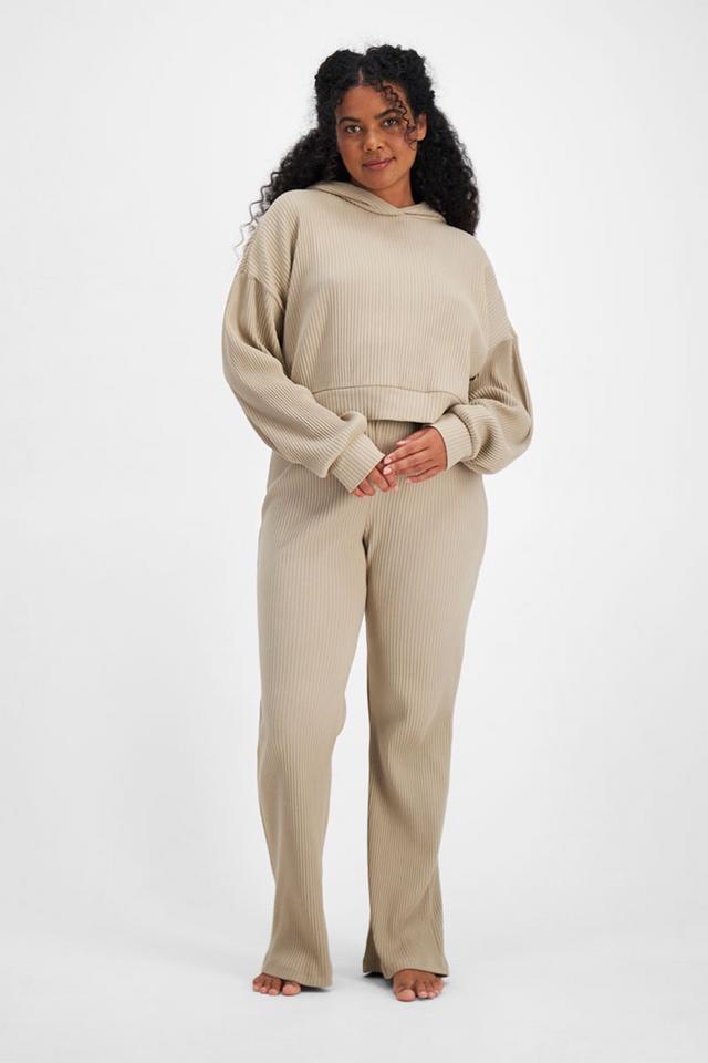 Larissa (She/Her) wears size Large and is 170.18cm tall with 90.17cm chest and 79.756cm waist