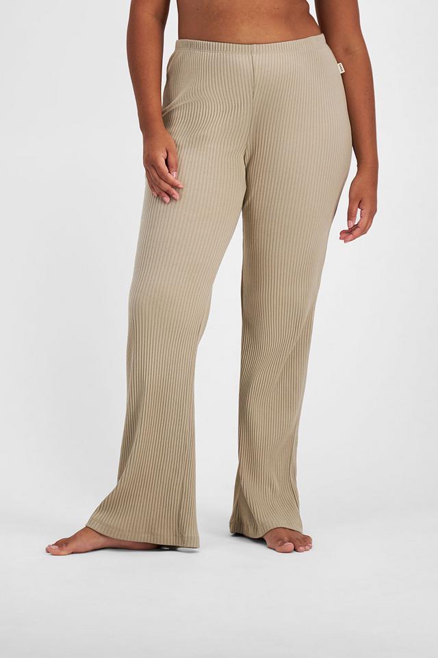 Larissa (She/Her) wears size Large and is 170.18cm tall with 90.17cm chest and 79.756cm waist