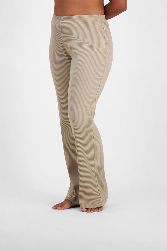 Larissa (She/Her) wears size Large and is 170.18cm tall with 90.17cm chest and 79.756cm waist