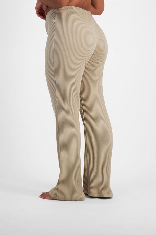 Larissa (She/Her) wears size Large and is 170.18cm tall with 90.17cm chest and 79.756cm waist