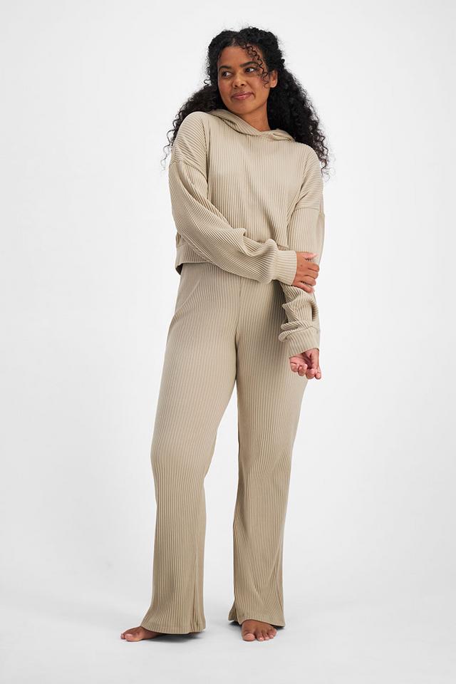 Larissa (She/Her) wears size Large and is 170.18cm tall with 90.17cm chest and 79.756cm waist