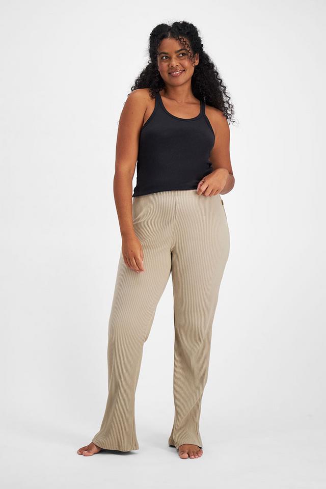 Larissa (She/Her) wears size Large and is 170.18cm tall with 90.17cm chest and 79.756cm waist