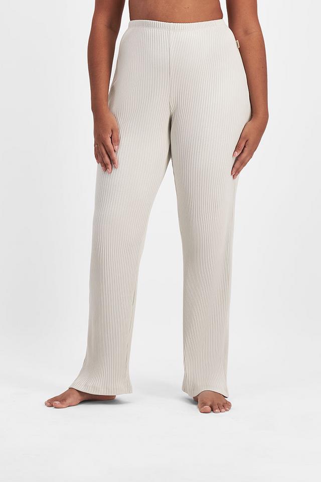 Larissa (She/Her) wears size Large and is 170cm tall with 90cm chest and 79cm waist