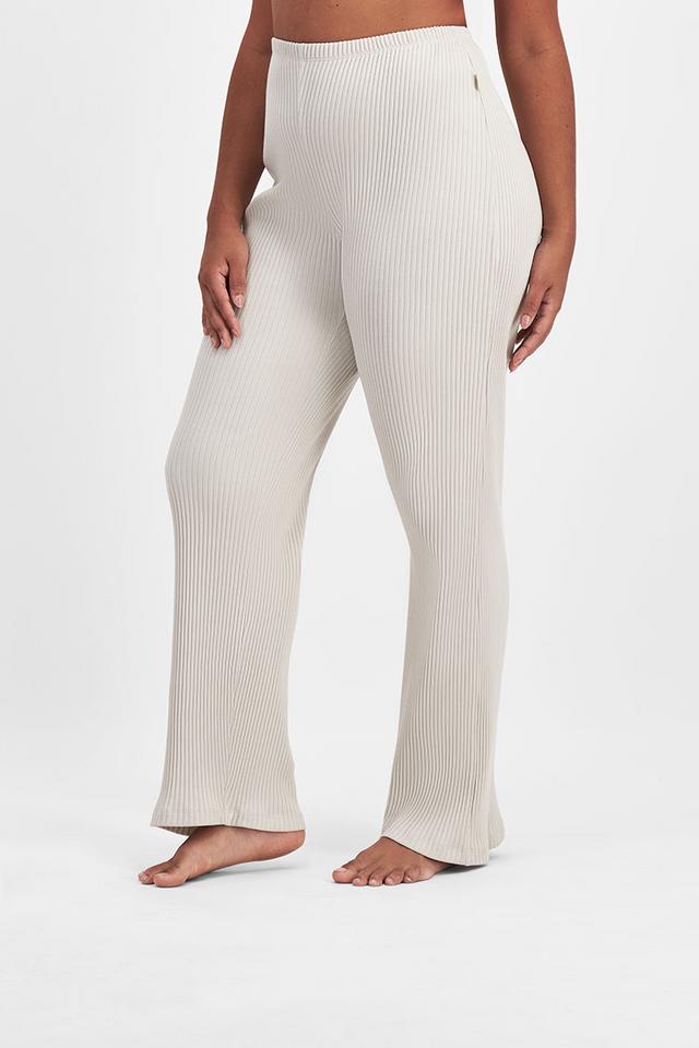 Larissa (She/Her) wears size Large and is 170cm tall with 90cm chest and 79cm waist