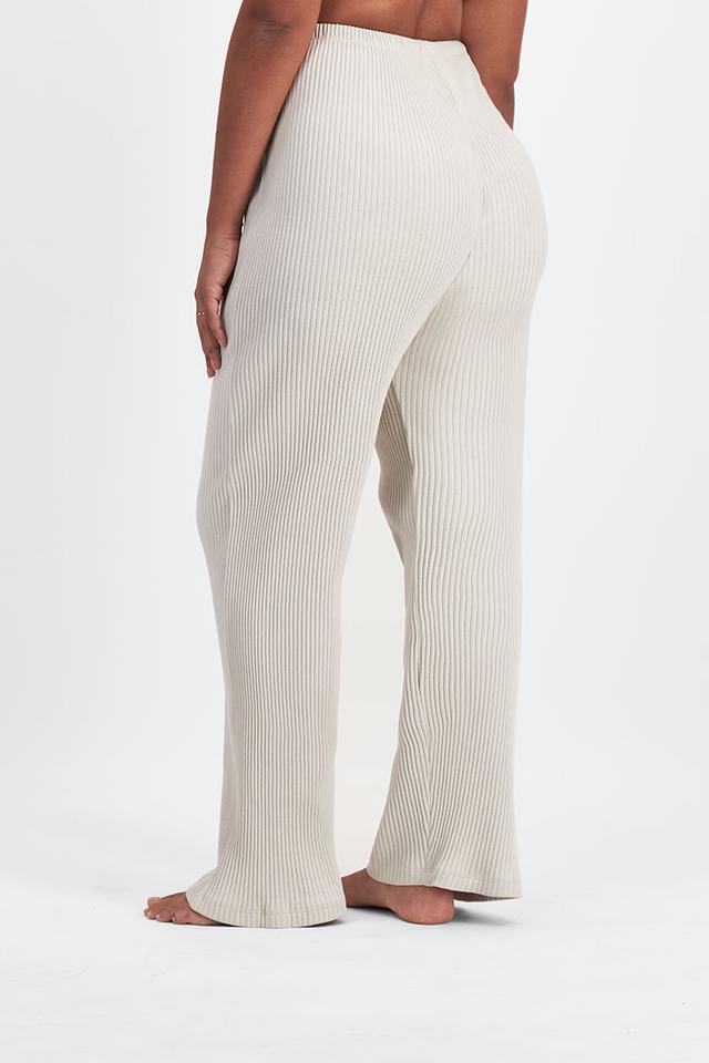 Larissa (She/Her) wears size Large and is 170cm tall with 90cm chest and 79cm waist