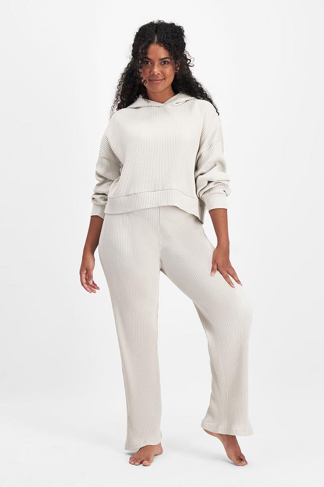 Larissa (She/Her) wears size Large and is 170cm tall with 90cm chest and 79cm waist
