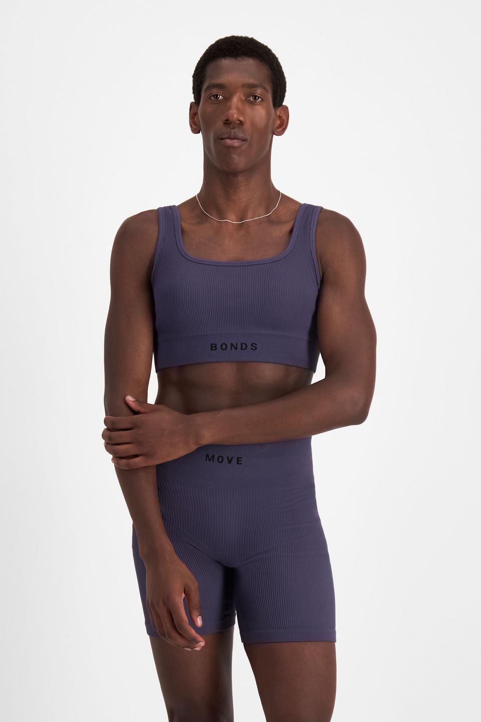 Emmanuel (He/Him) wears size M and is 182cm tall with 93cm chest and 73cm waist