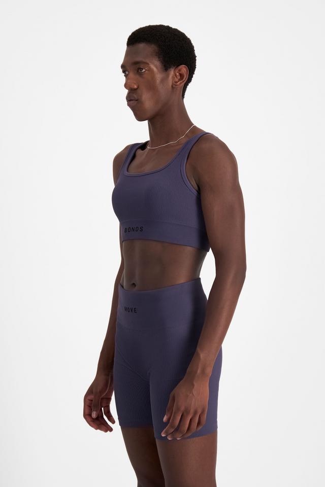 Emmanuel (He/Him) wears size M and is 182cm tall with 93cm chest and 73cm waist