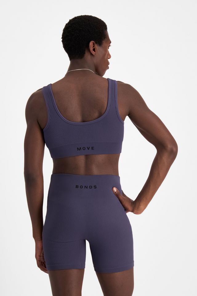 Emmanuel (He/Him) wears size M and is 182cm tall with 93cm chest and 73cm waist