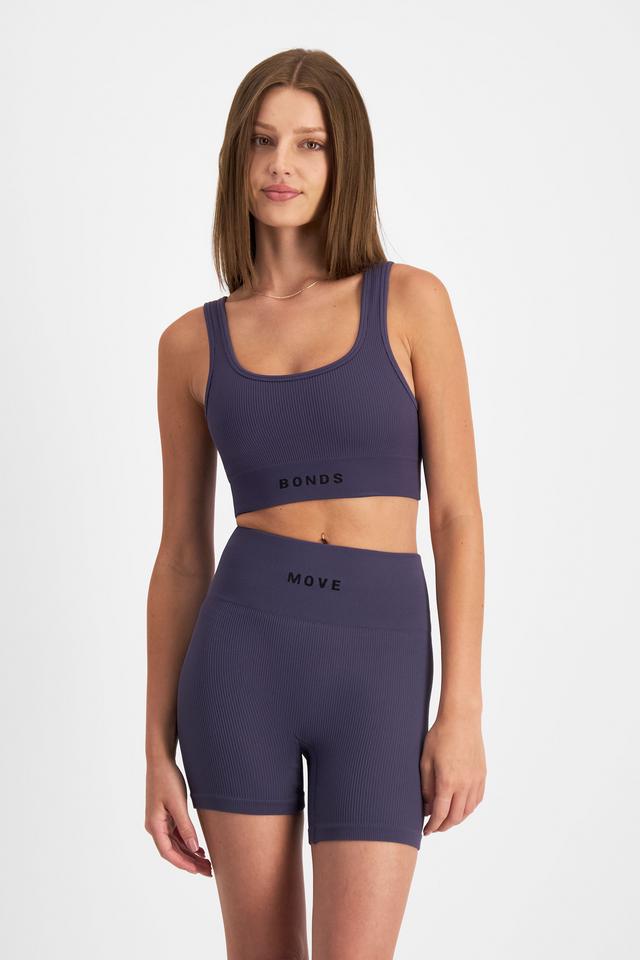 India (She/Her) wears size M and is 180cm tall with 88cm chest and 26cm waist