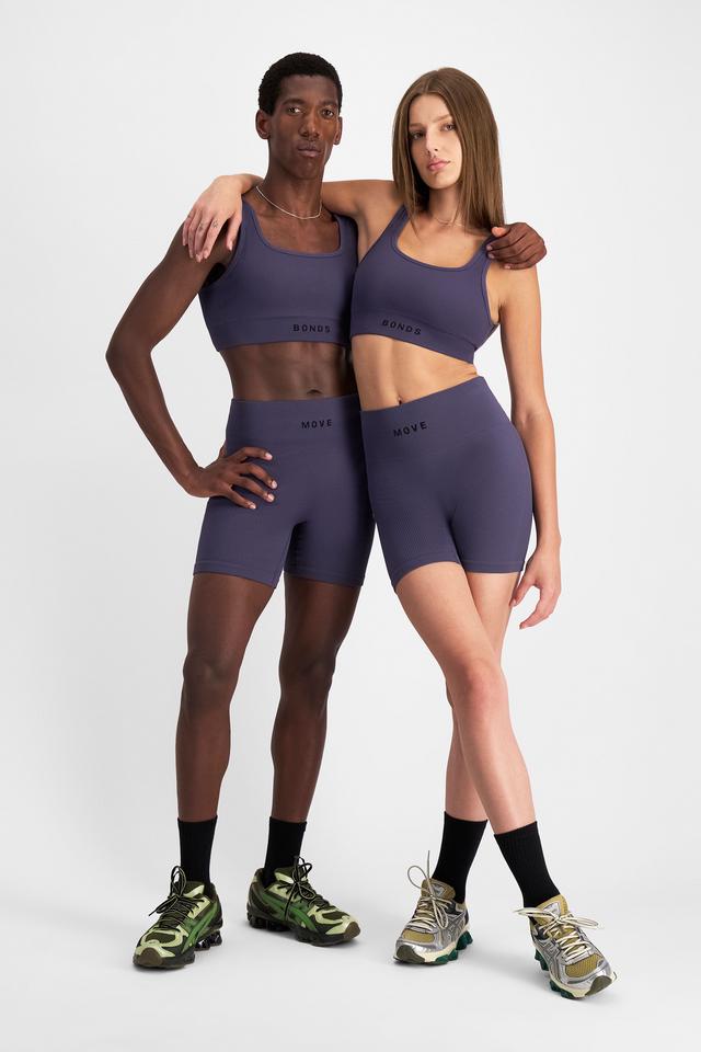 India (She/Her) wears size M and is 180cm tall with 88cm chest and 26cm waist & Emmanuel (He/Him) wears size M and is 182cm tall with 93cm chest and 73cm waist