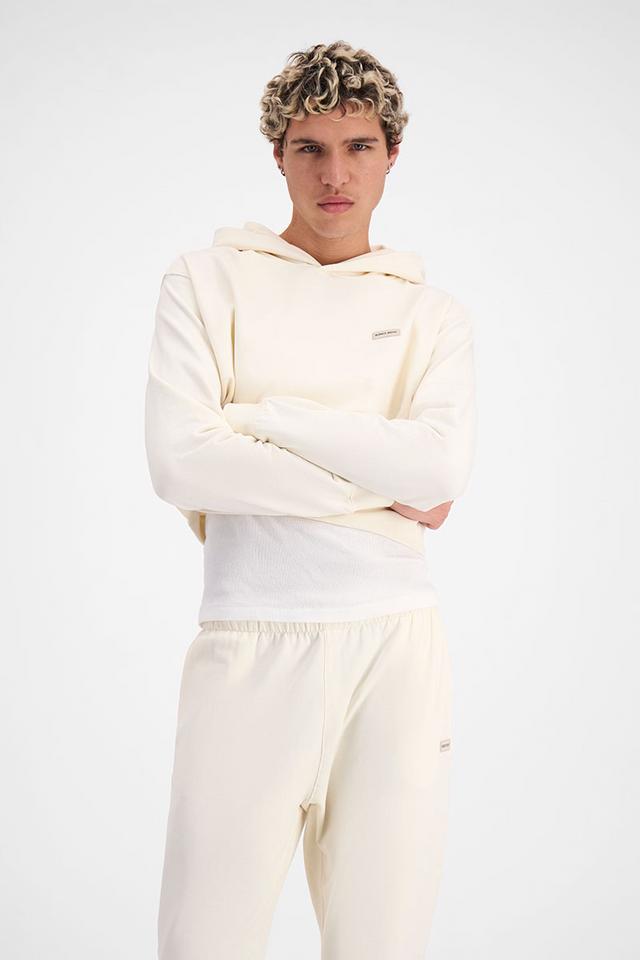 Eli (He/Him) wears size Large and is 193cm tall with 87cm chest and 73cm waist.