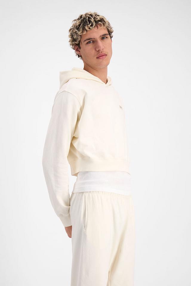 Eli (He/Him) wears size Large and is 193cm tall with 87cm chest and 73cm waist.