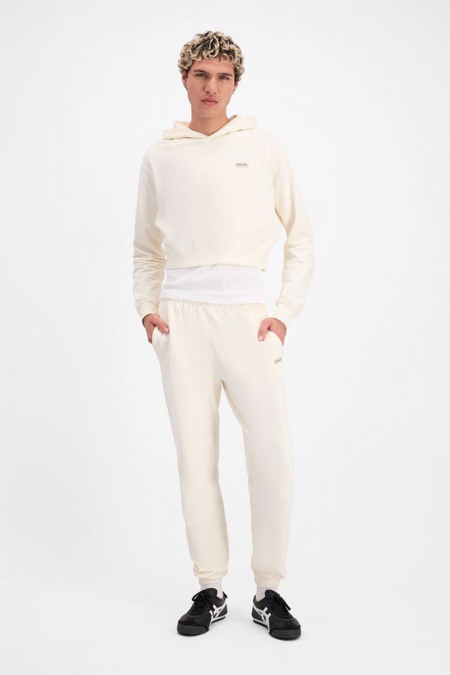 Eli (He/Him) wears size Large and is 193cm tall with 87cm chest and 73cm waist.