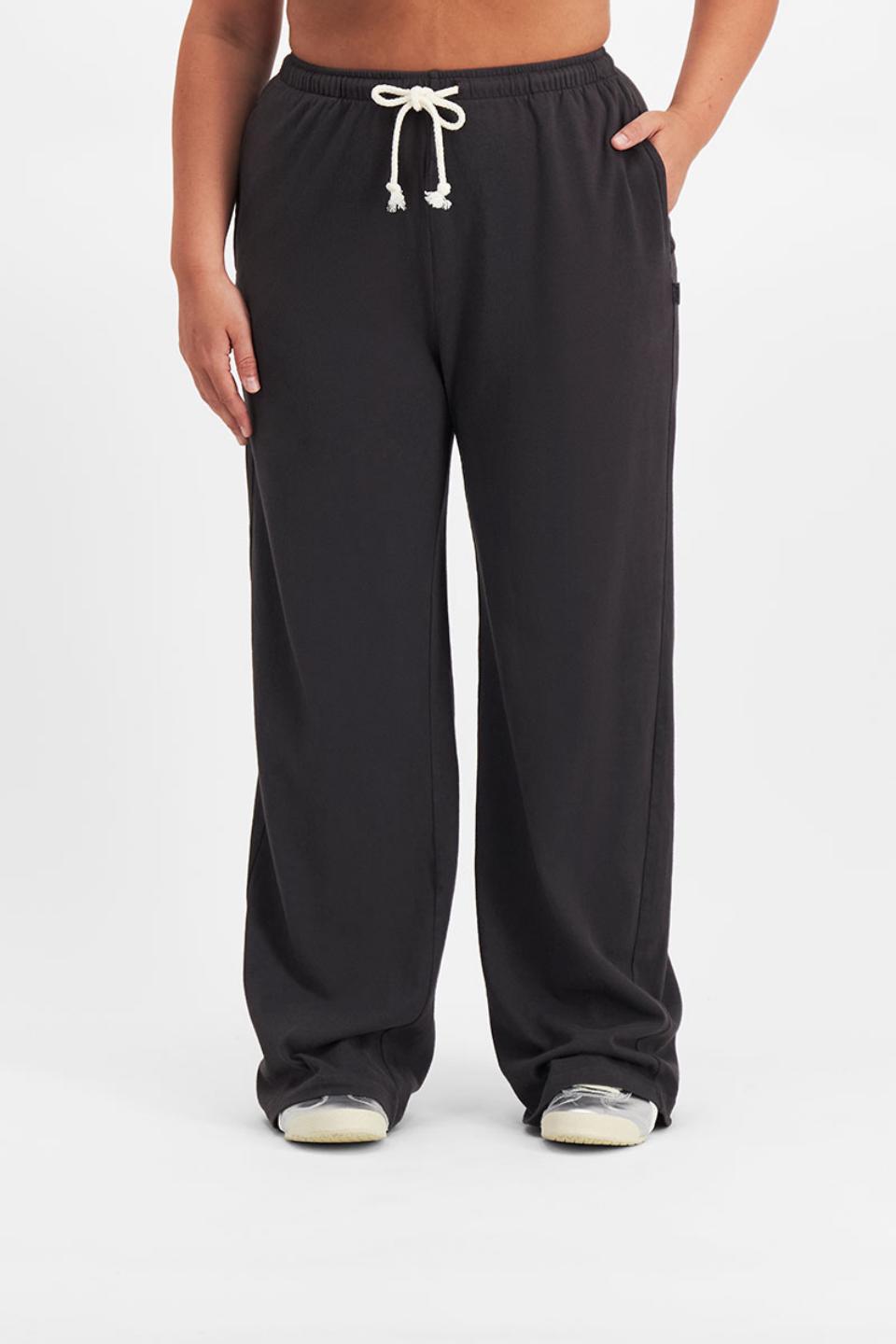 Elle (She/Her) wears size Large and is 160cm tall with 94cm chest and 71cm waist