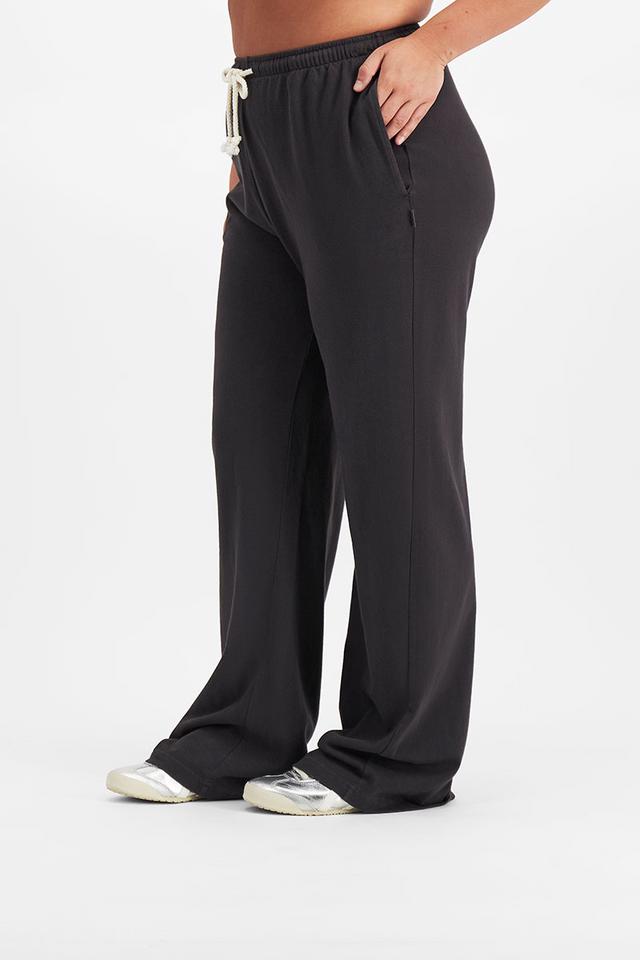 Elle (She/Her) wears size Large and is 160cm tall with 94cm chest and 71cm waist