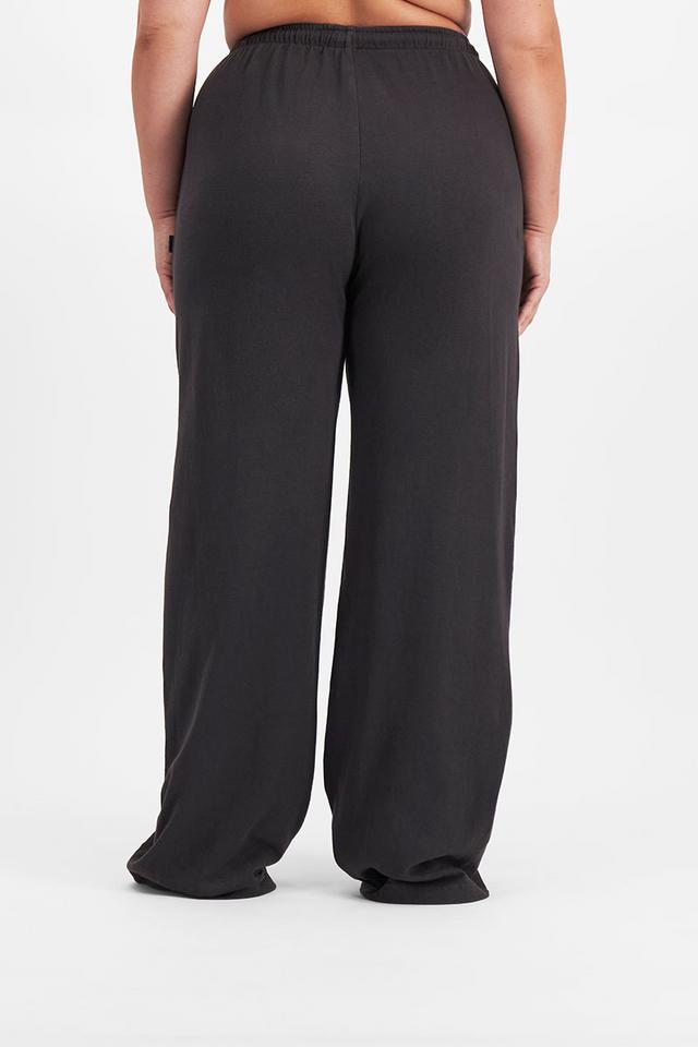 Elle (She/Her) wears size Large and is 160cm tall with 94cm chest and 71cm waist