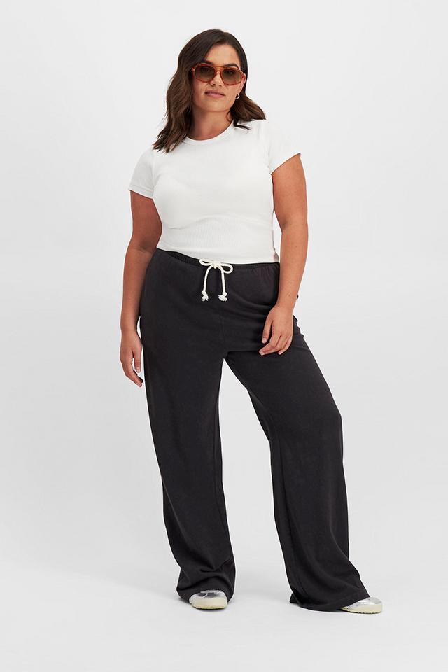Elle (She/Her) wears size Large and is 160cm tall with 94cm chest and 71cm waist