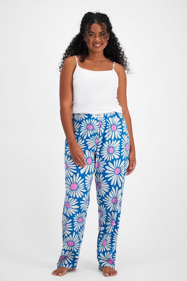 Larissa (She/Her) wears size Large and is 170.18cm tall with 90.17cm chest and 79.756cm waist