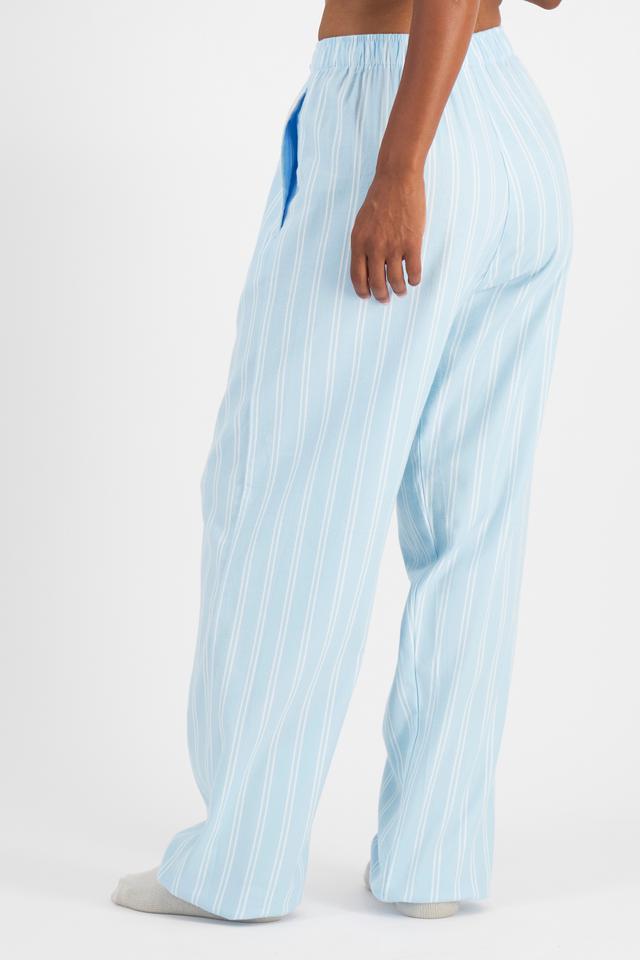 Senait (She/Her) wears size S and is 162cm tall with 79cm chest and 60cm waist
