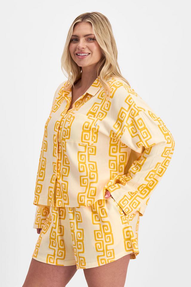 Zoe (She/Her) wears size Large and is 170cm tall with 98cm chest and 85cm waist