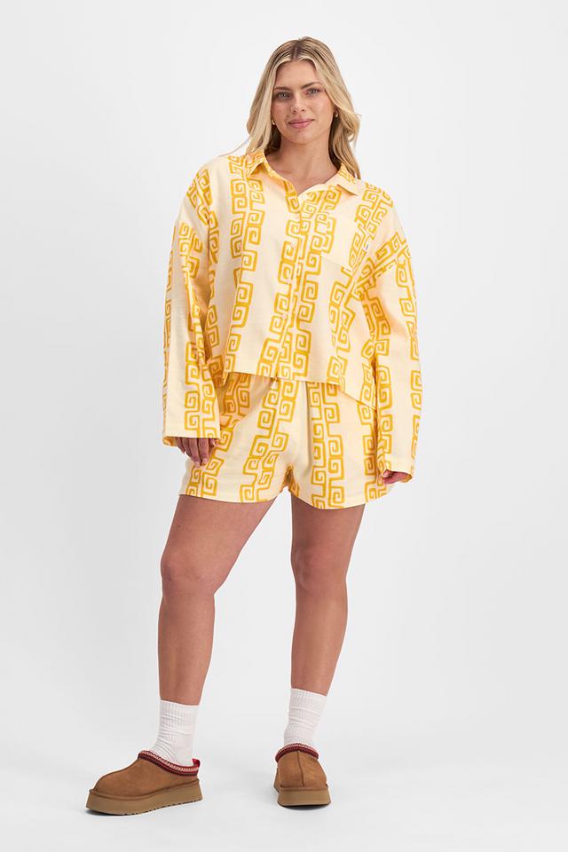 Zoe (She/Her) wears size Large and is 170cm tall with 98cm chest and 85cm waist