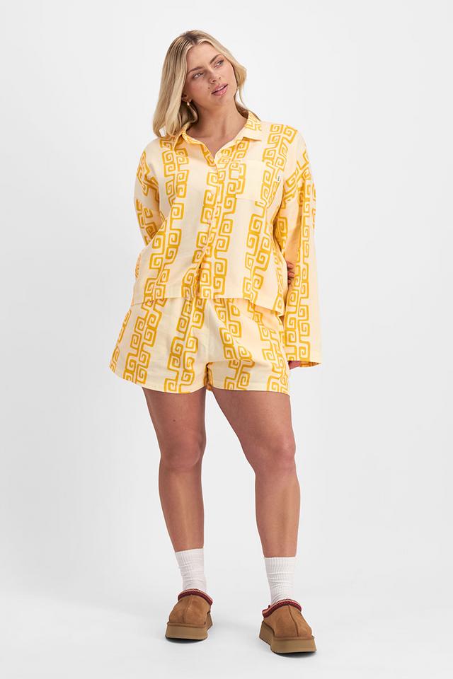 Zoe (She/Her) wears size Large and is 170cm tall with 98cm chest and 85cm waist