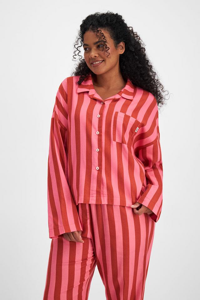 Larissa (She/Her) wears size Large and is 170.18cm tall with 90.17cm chest and 79.756cm waist