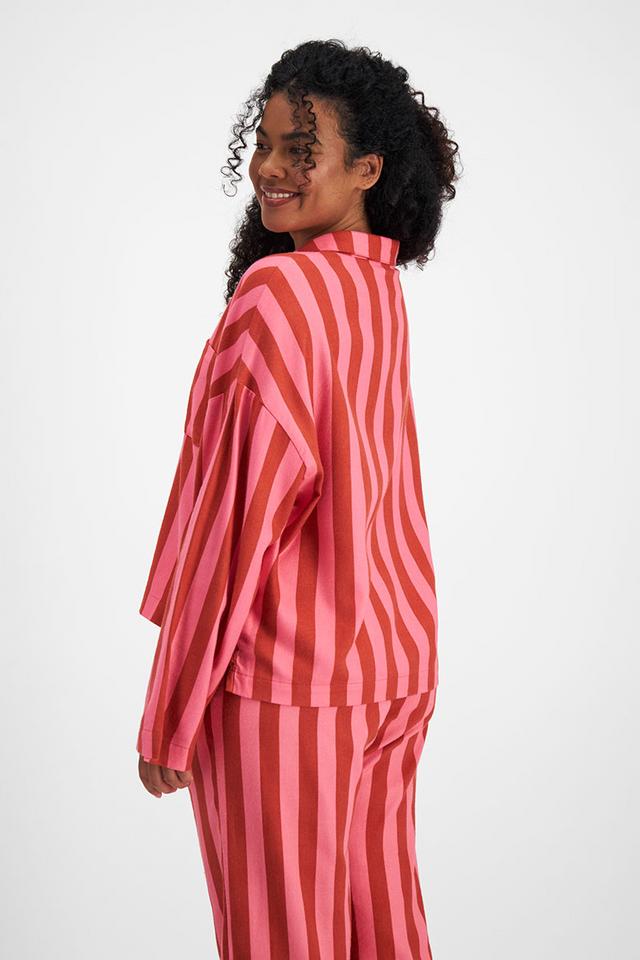 Larissa (She/Her) wears size Large and is 170.18cm tall with 90.17cm chest and 79.756cm waist