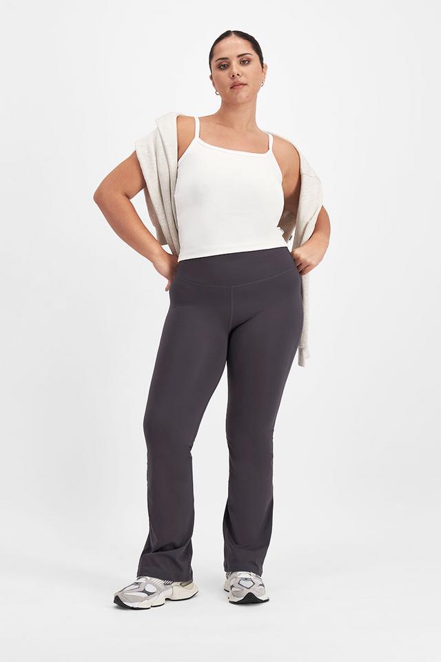 Bella (She/Her) wears size Large and is 173cm tall with 95cm chest and 77cm waist