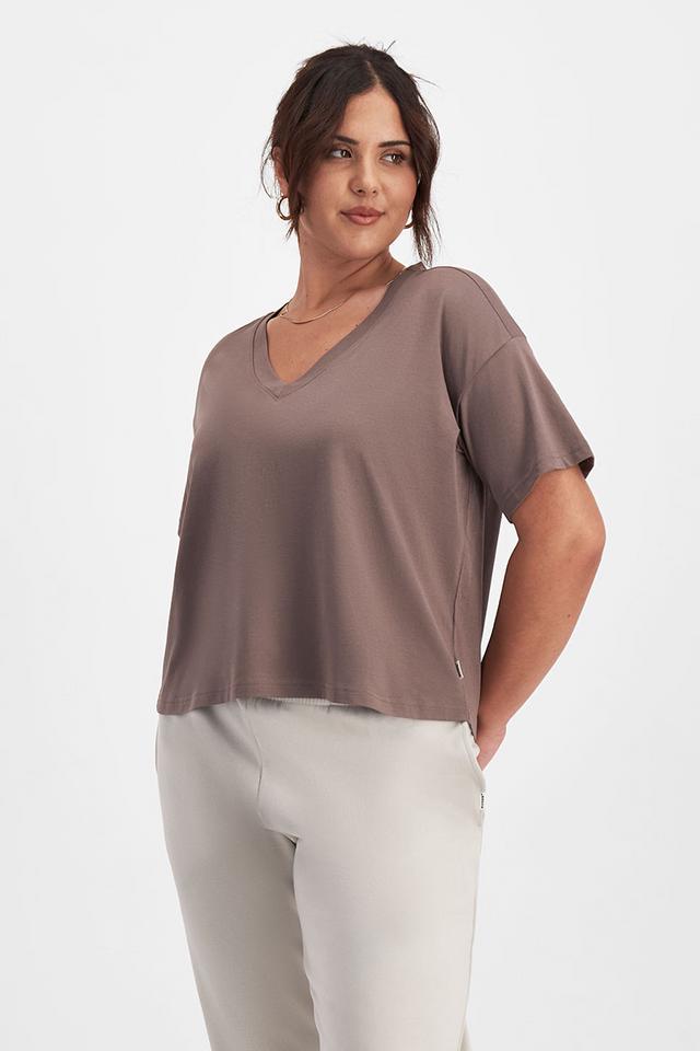 Bella (She/Her) wears size Large and is 173cm tall with 95cm chest and 77cm waist