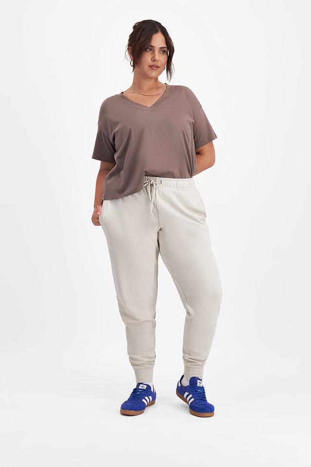 Bella (She/Her) wears size Large and is 173cm tall with 95cm chest and 77cm waist