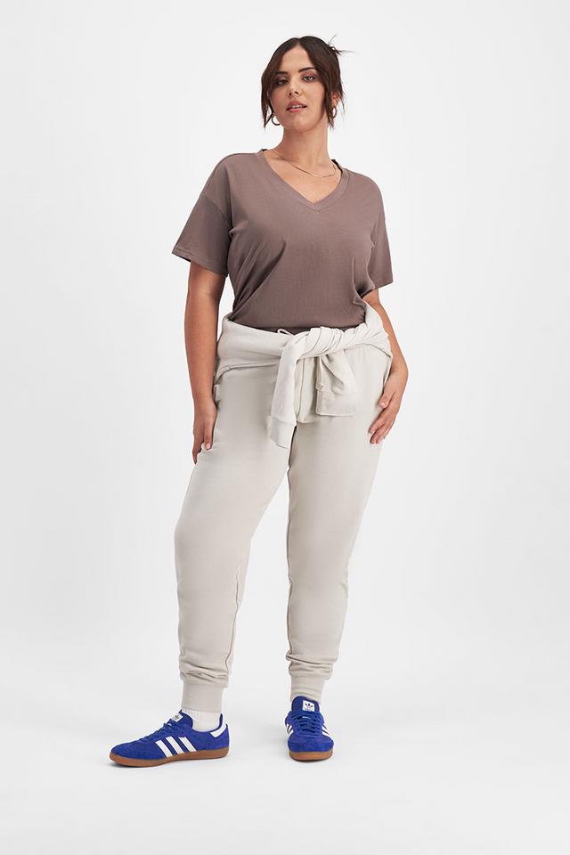 Bella (She/Her) wears size Large and is 173cm tall with 95cm chest and 77cm waist