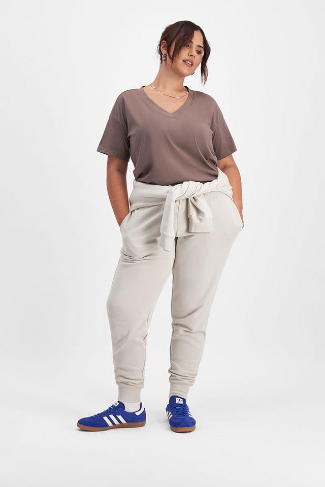 Bella (She/Her) wears size Large and is 173cm tall with 95cm chest and 77cm waist