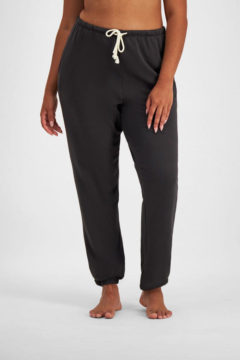 Larissa (She/Her) wears size Large and is 170.18cm tall with 90.17cm chest and 79.756cm waist